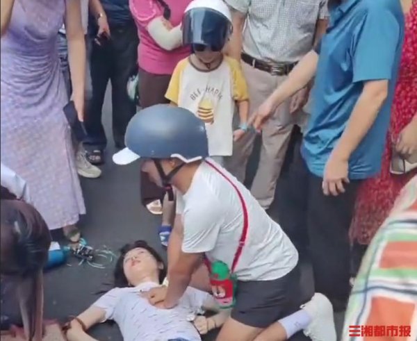 股票配资知识网推荐 “操作无误, 下次遇见还会救人! ”跪地救人老师获天天正能量奖, 捐出全部奖金